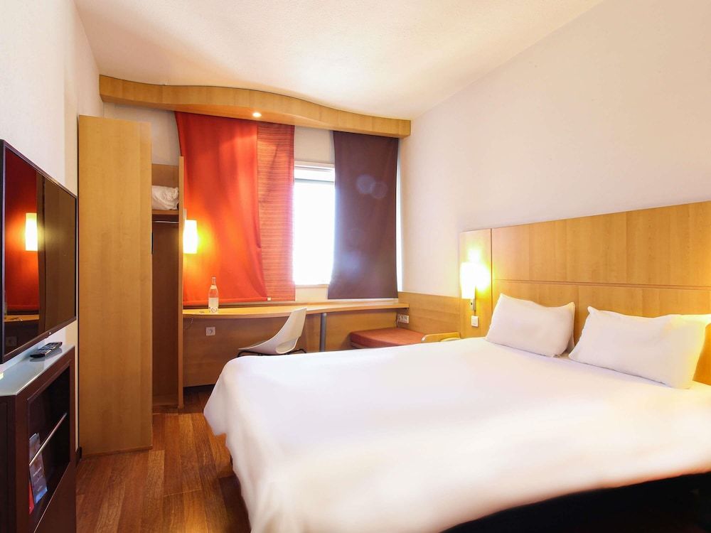 ibis Tunis Double Room, queen size bed 4