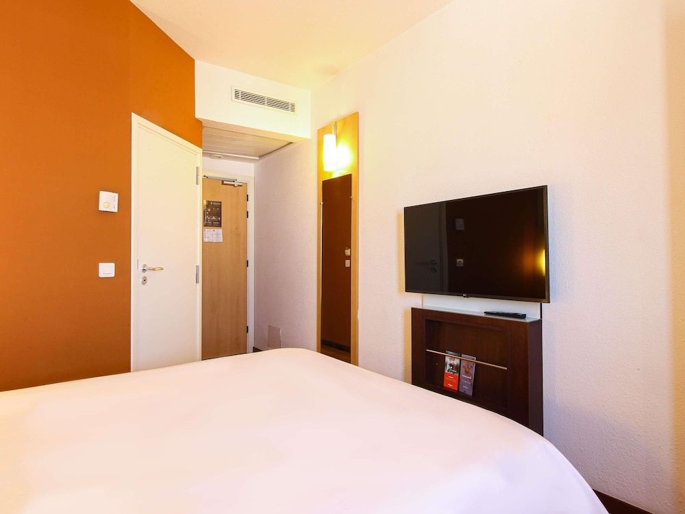 ibis Tunis Double Room, queen size bed 5