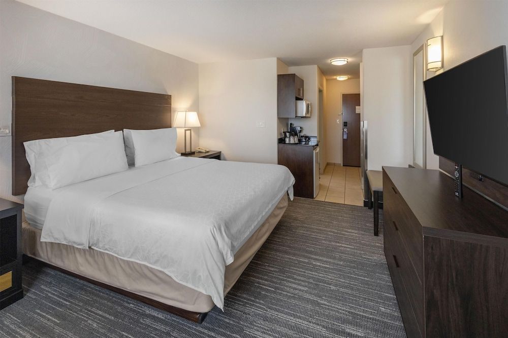 Standard Room, 1 King Bed, Non Smoking, Refrigerator & Microwave (Dining Table)