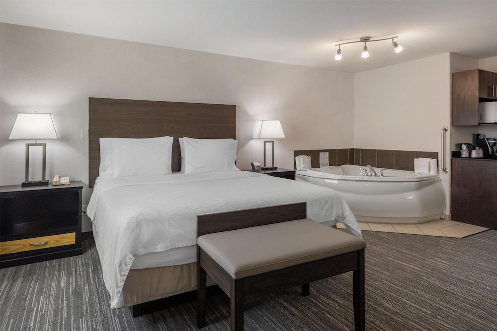 Suite, 1 King Bed, Non Smoking, Hot Tub (Dining Table)