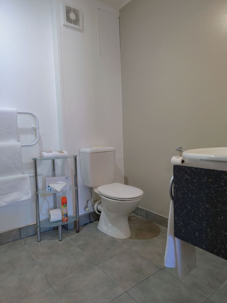 Landmark Manor Motel Studio with cooking facilties 3