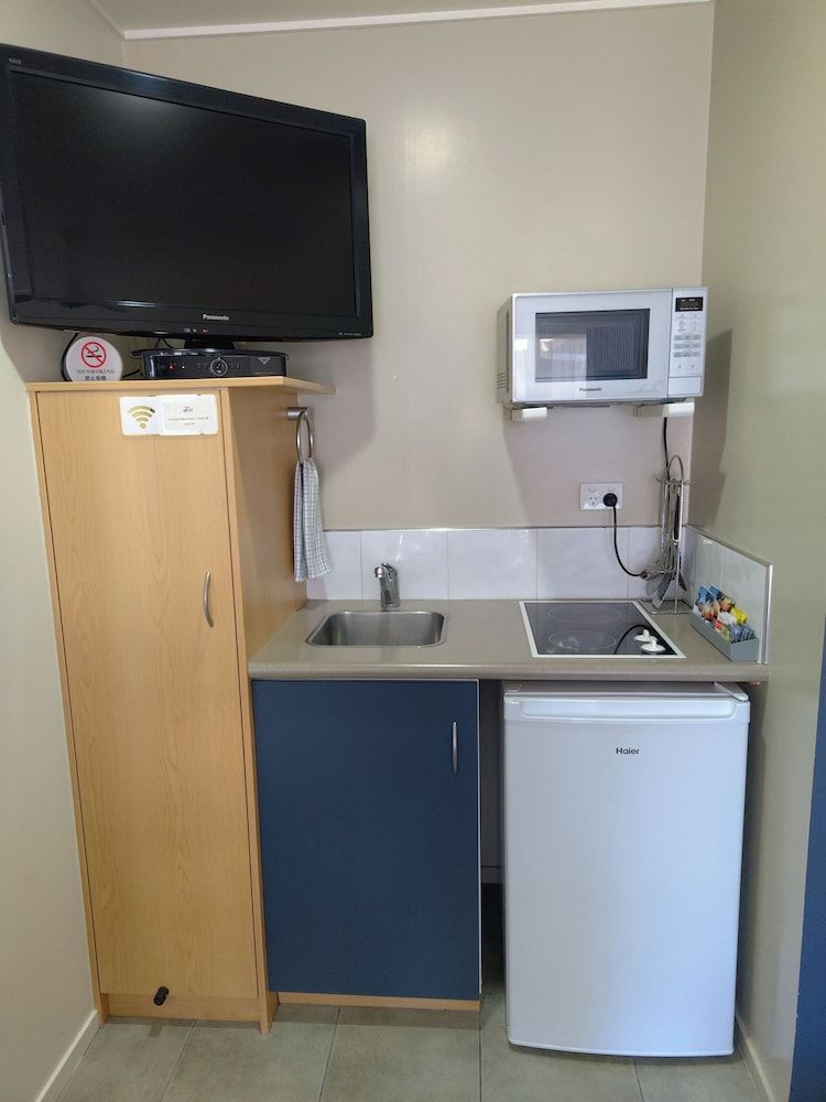 Landmark Manor Motel Studio with cooking facilties 5