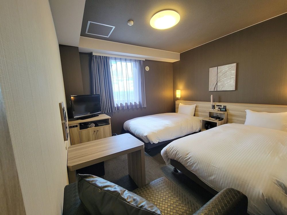 Twin Room, Smoking