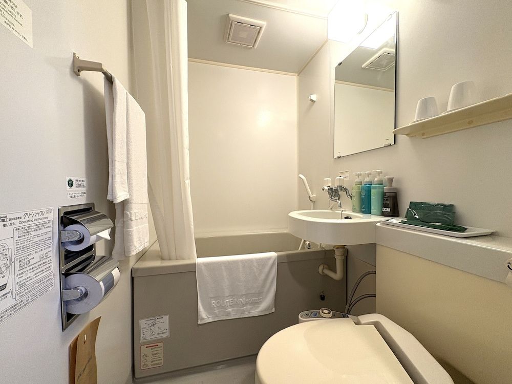 Twin Room, Smoking
