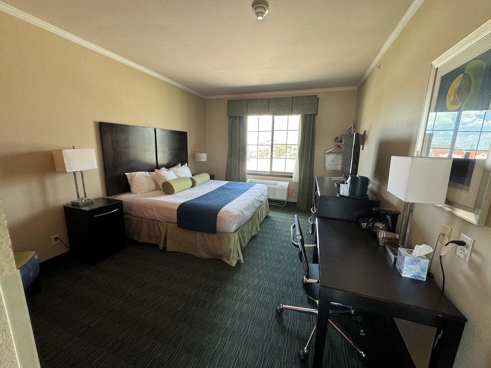 Standard Room, 1 King Bed, City View