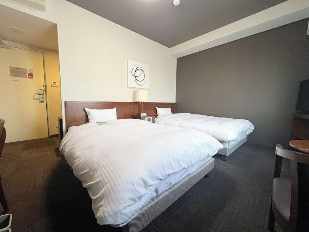 Twin Room, Smoking