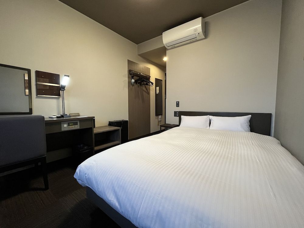 Double Room, Smoking
