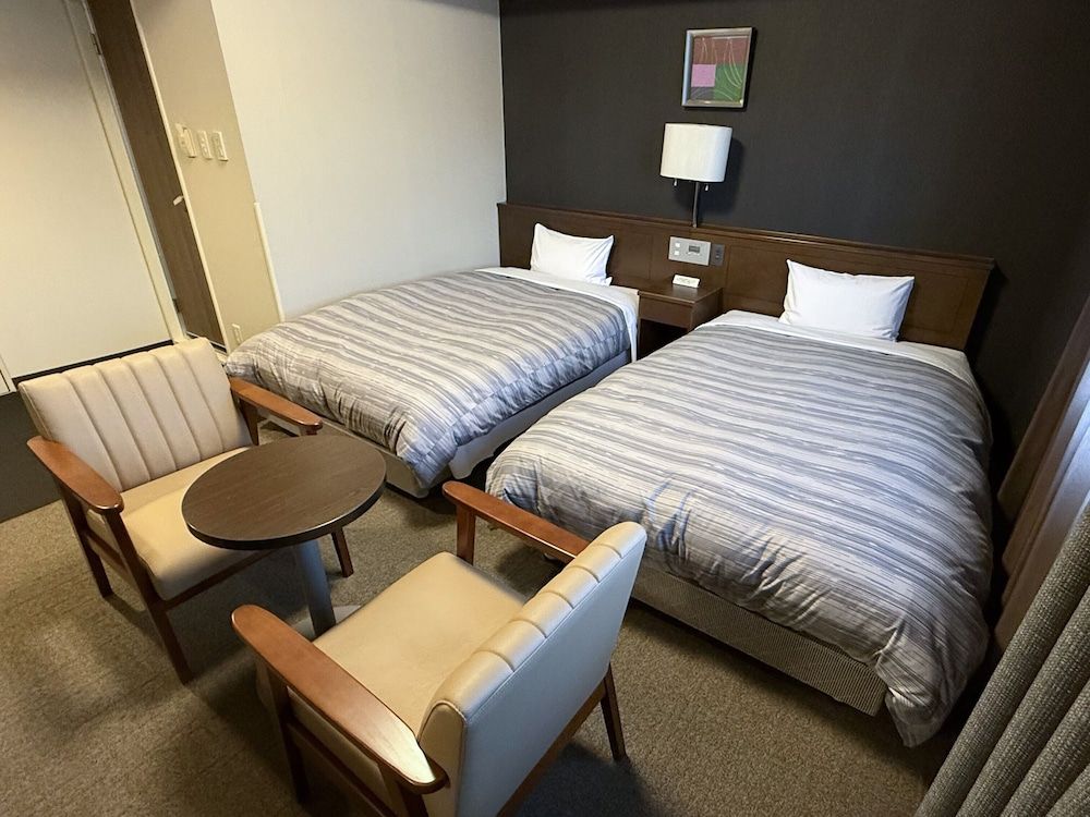 Twin Room, Smoking