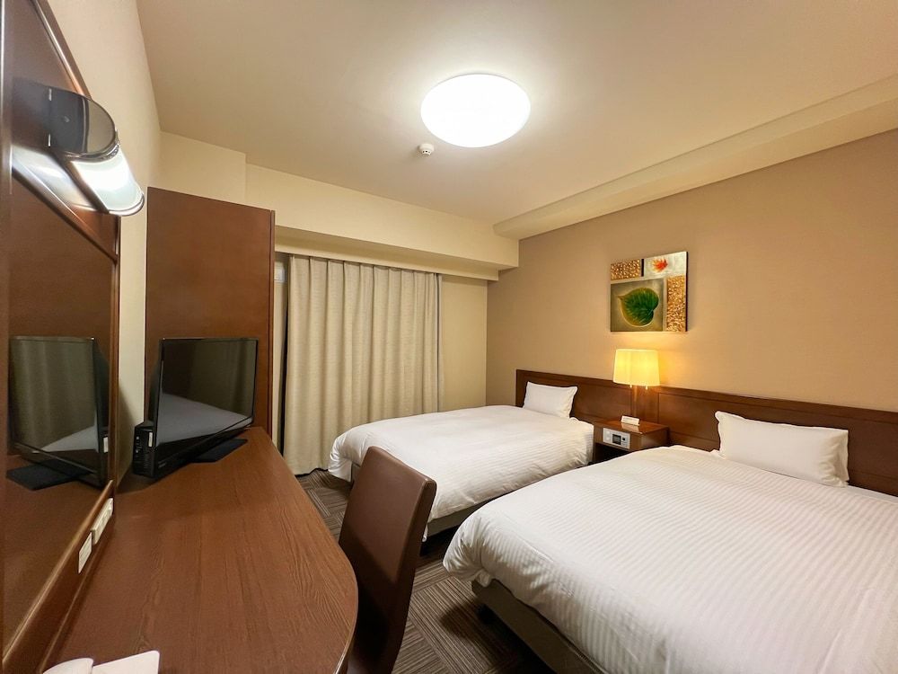 Twin Room, Smoking