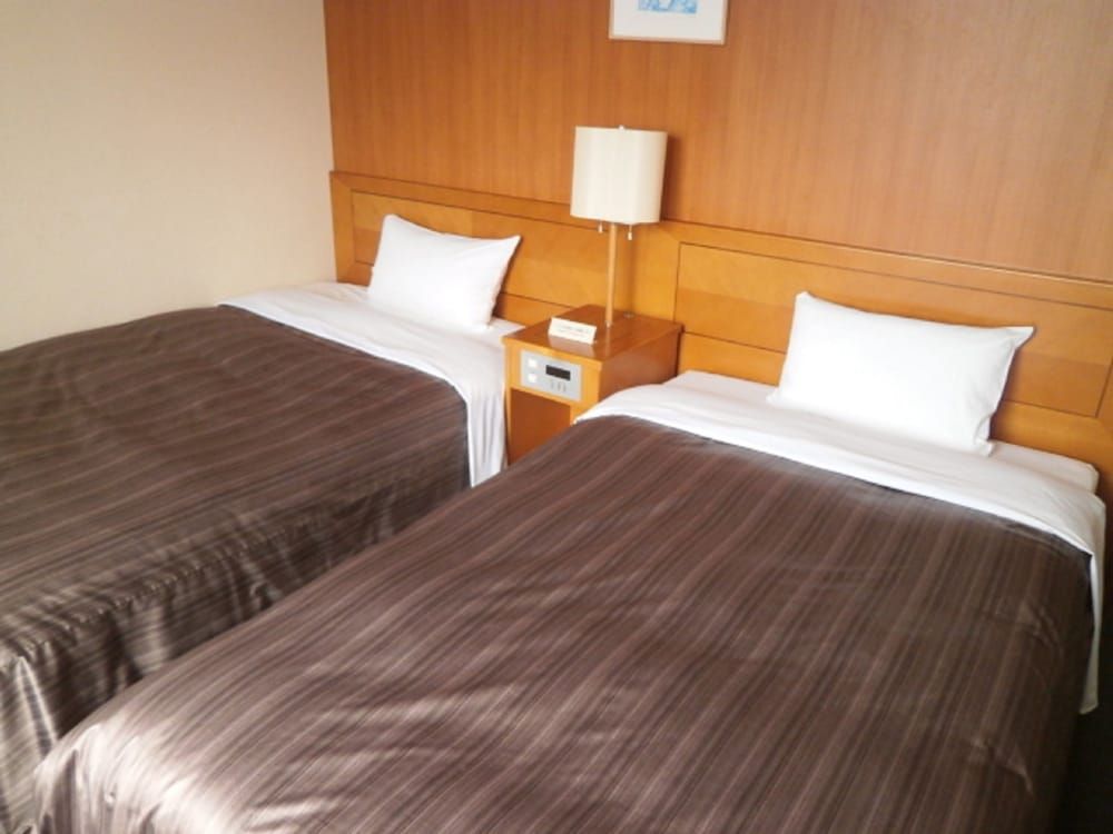 Twin Room, Smoking