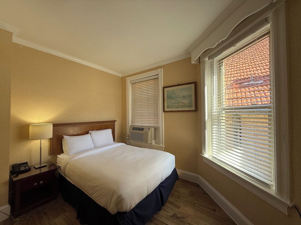 The Baron Hotel Standard Room, 1 Queen Bed 6