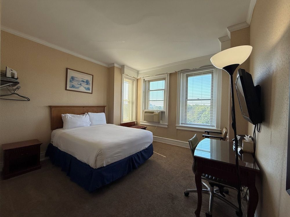 The Baron Hotel Standard Room, 1 Queen Bed 3