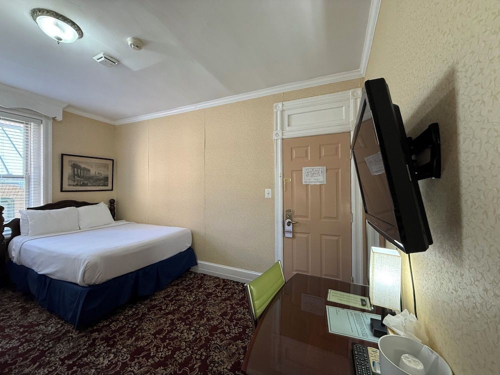 The Baron Hotel Standard Room, 1 Queen Bed 8