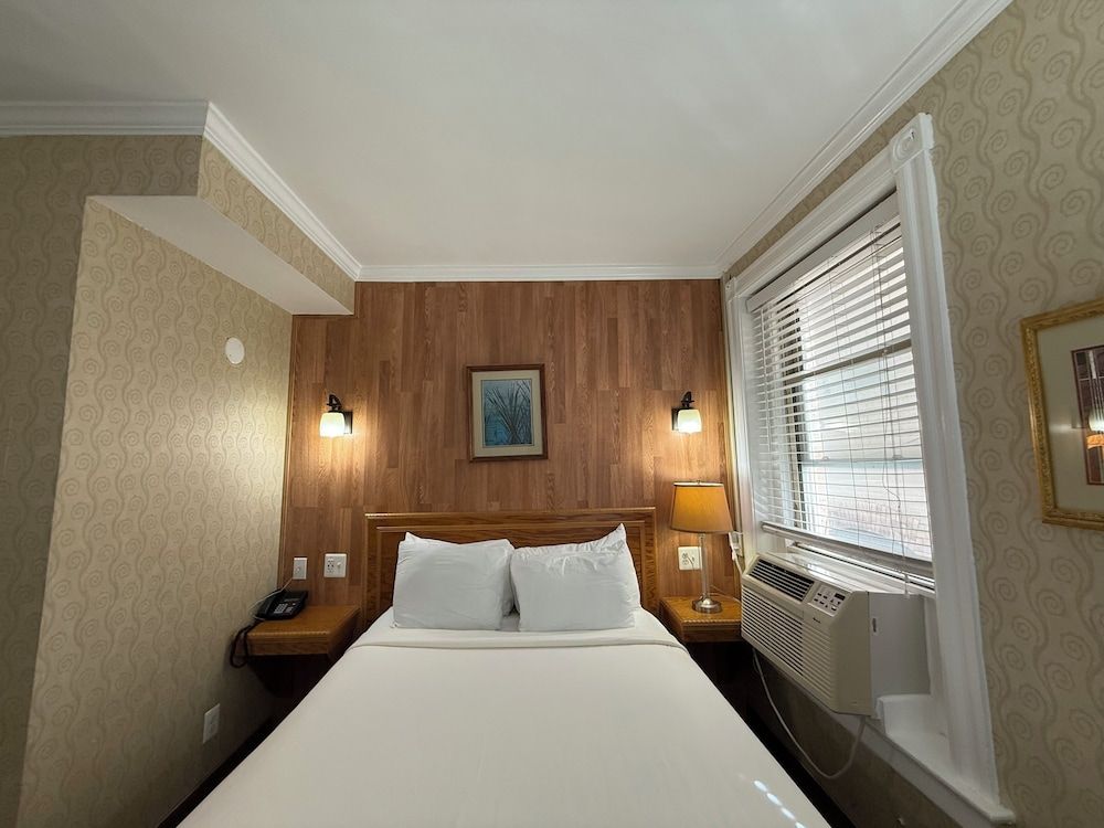 The Baron Hotel Standard Room, 1 Queen Bed 9