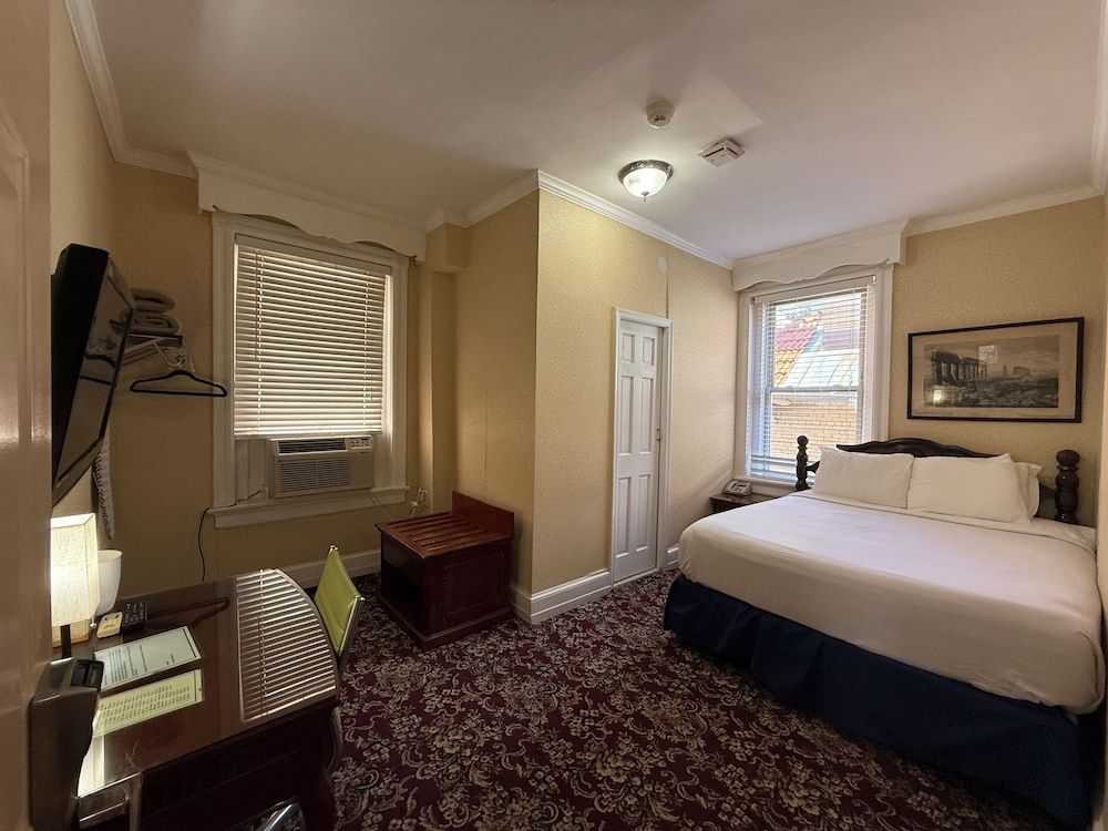 The Baron Hotel Standard Room, 1 Queen Bed 7