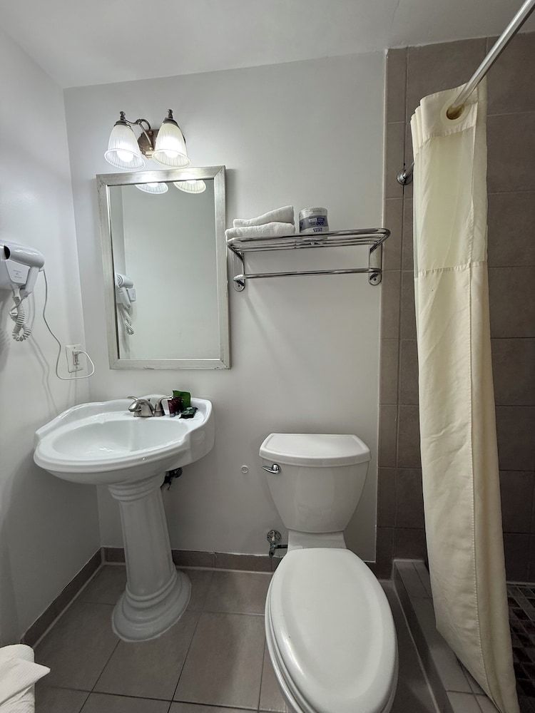 The Baron Hotel Standard Room, 1 Queen Bed 10