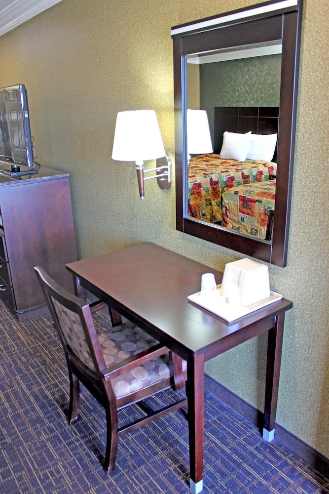 Crystal Inn Suites & Spas Room, 1 King Bed, Non Smoking 10