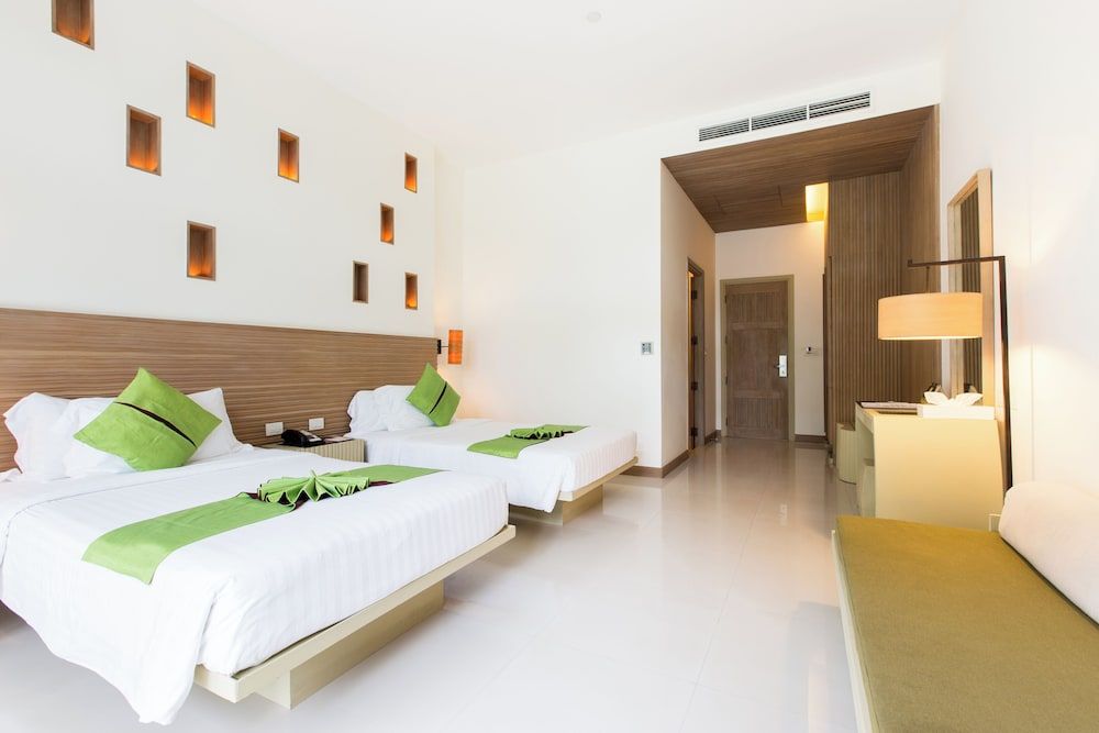 Deluxe Room, 2 Twin Beds, Pool Access