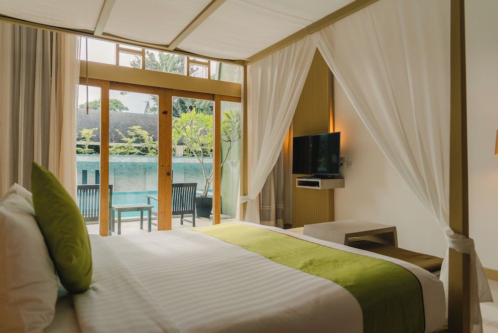 Deluxe Room, 1 King Bed, Pool Access