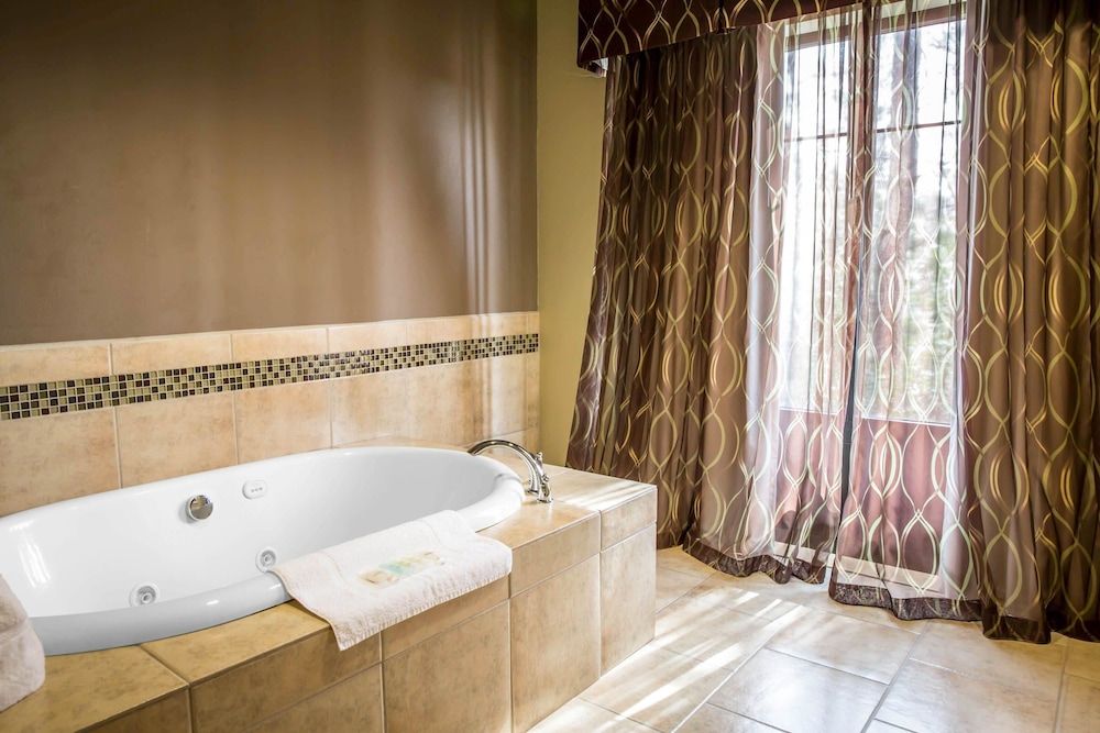 Suite, 1 King Bed with Sofa bed, Non Smoking, Jetted Tub