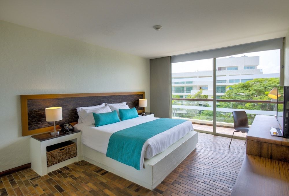 Suite, 1 King Bed, Garden View