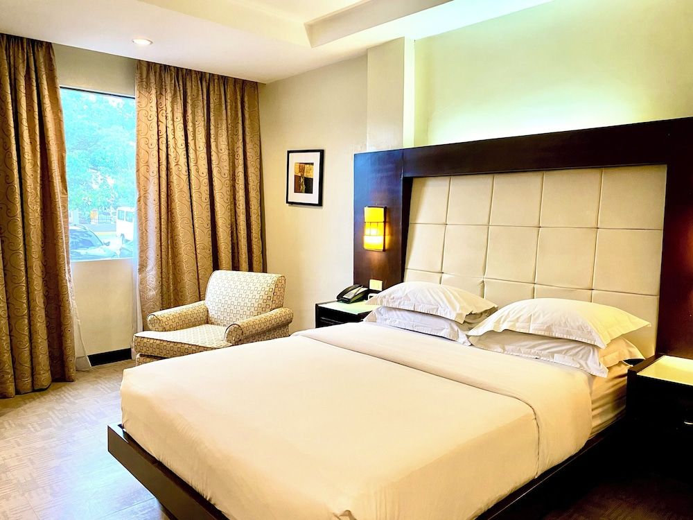 Circle Inn - Hotel & Suites Deluxe Queen (1 Queen Bed) 5