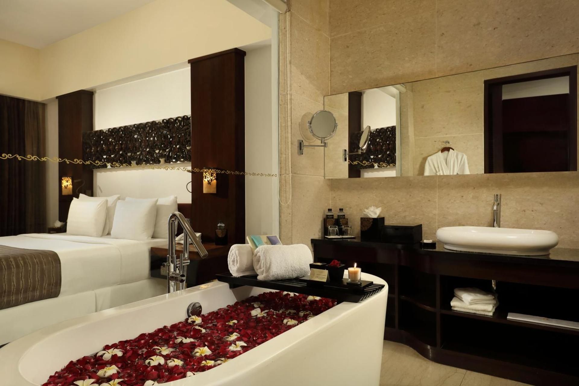 New Years Eve Offer with 1 Time Dinner - Garden room Twin Beds (Independent Building Across the street)