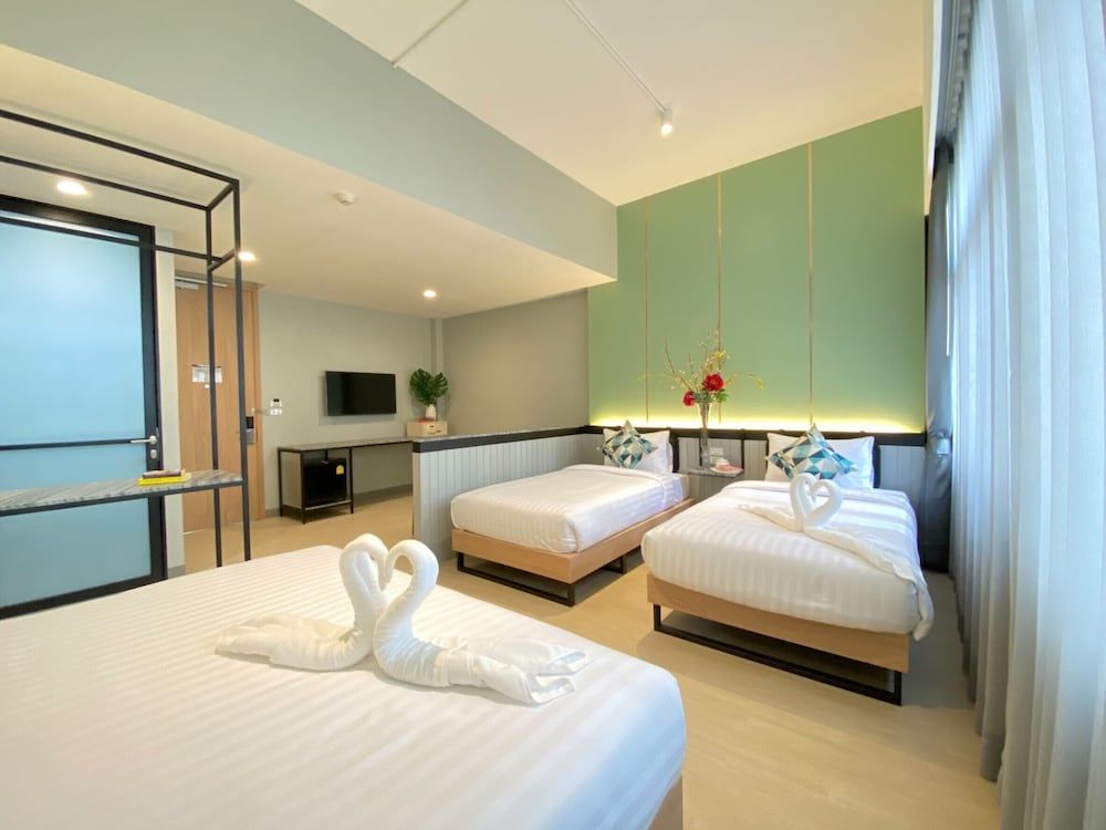 Miami Hotel Deluxe Quadruple Room 5