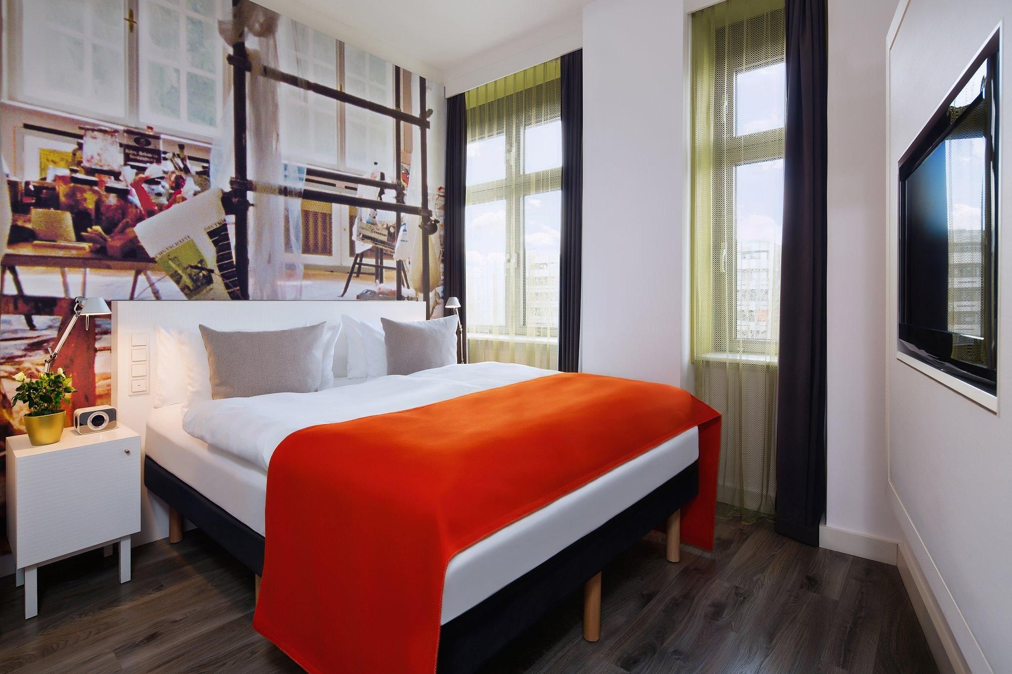 1 Queen Bed Standard