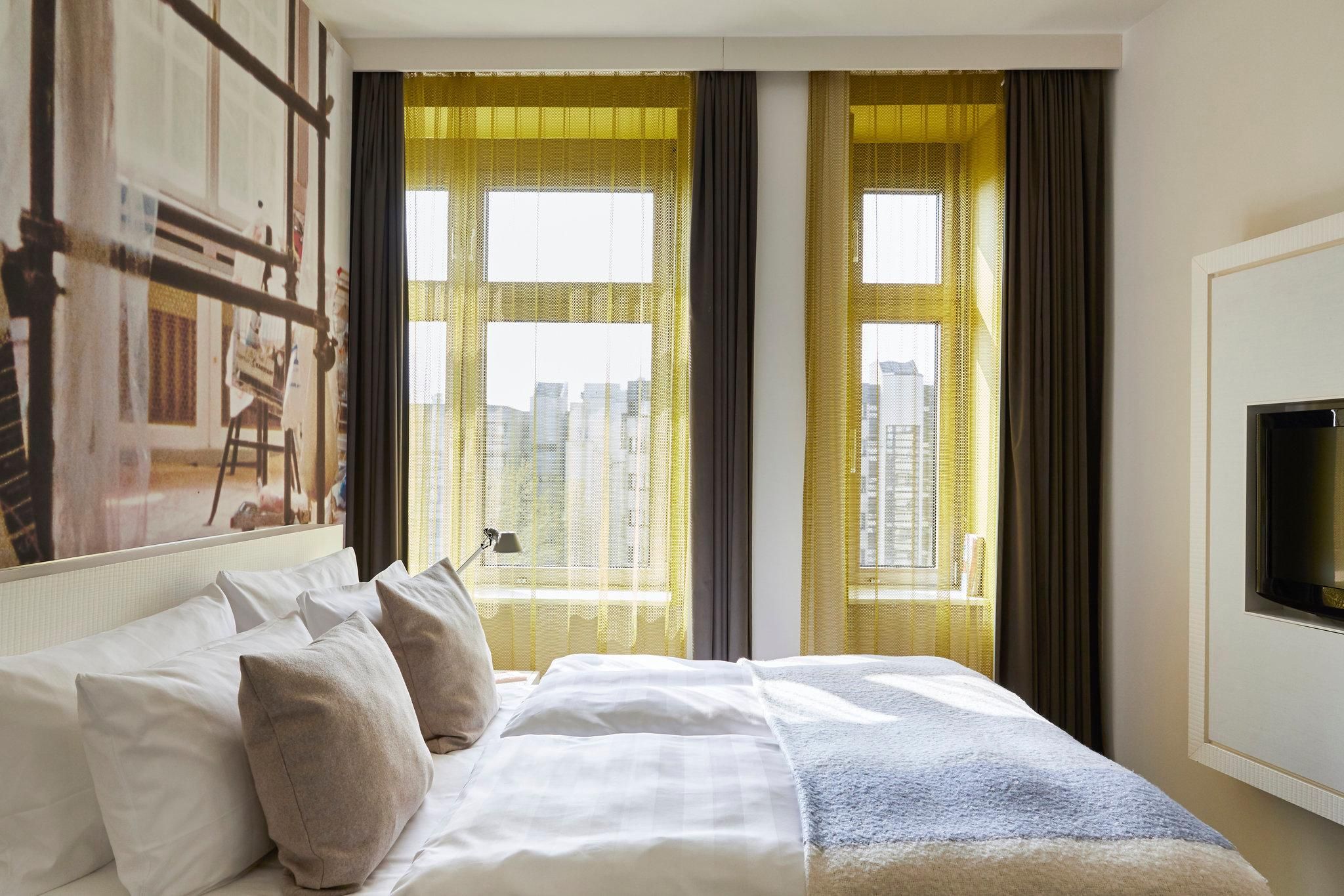 1 Queen Bed Standard