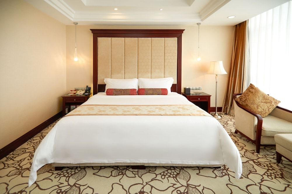 Soluxe Hotel Guangzhou Superior Room, Garden View (King Bed) 4
