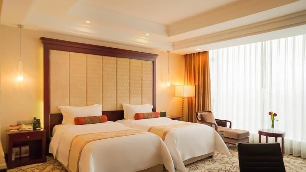 Soluxe Hotel Guangzhou Superior Room, River View (Twin Bed) 2