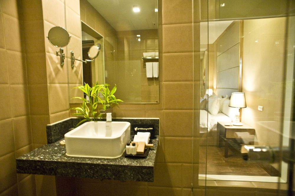 Goldberry Suites & Hotel Mactan Suite 6