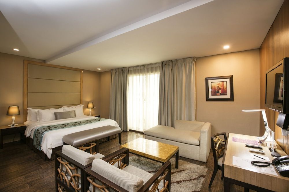Goldberry Suites & Hotel Mactan Deluxe Room 2