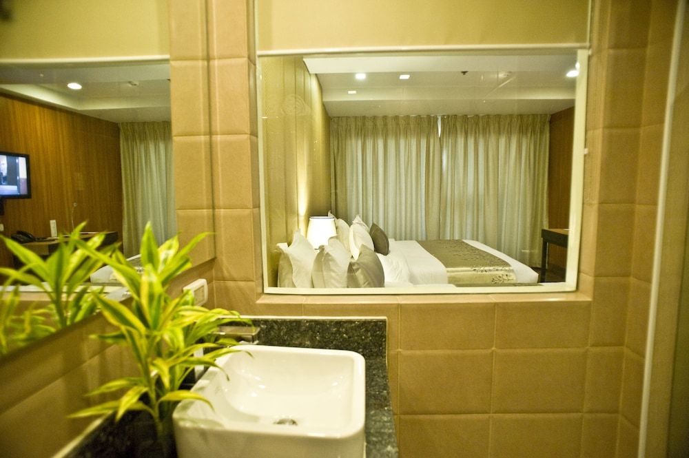 Goldberry Suites & Hotel Mactan Deluxe Room 6
