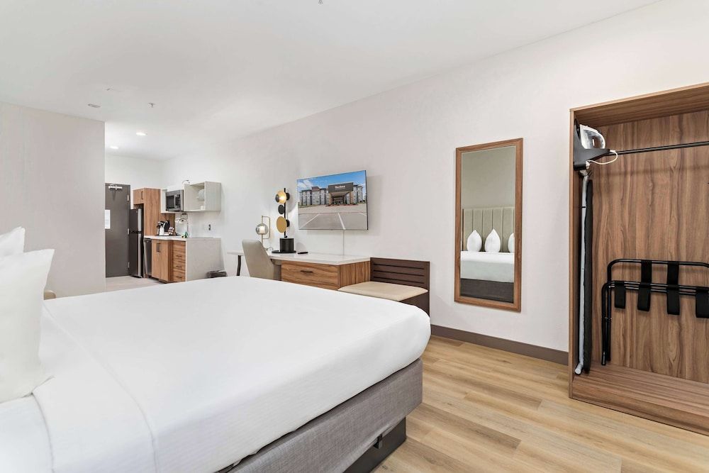 Hawthorn Extended Stay by Wyndham Port Arthur Suite, 1 King Bed, Non Smoking (Efficiency) 3