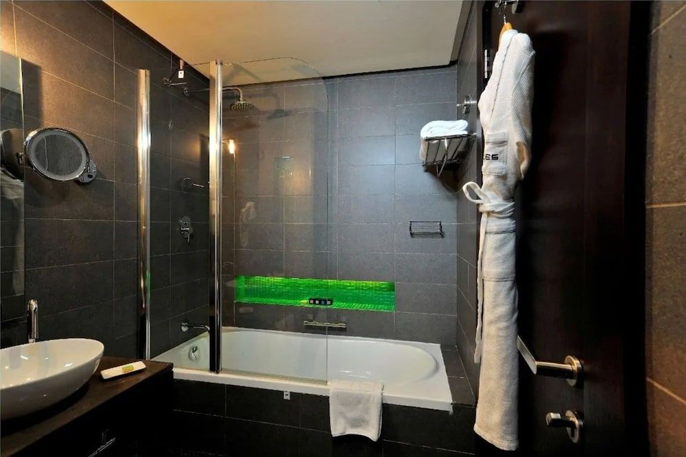 Hues Boutique Hotel Classic Double Room 5