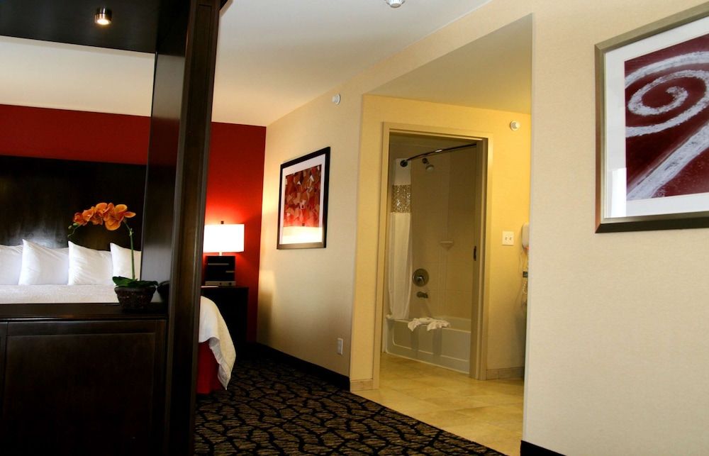 Suite, 1 King Bed, Accessible (Hearing)