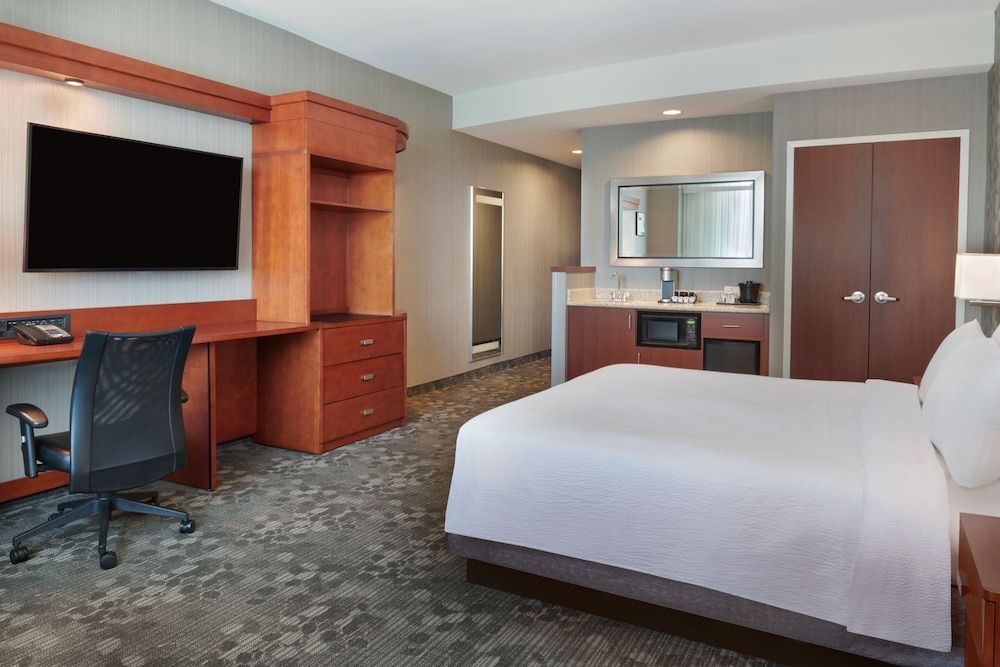 Courtyard by Marriott Ottawa East Room, 1 King Bed