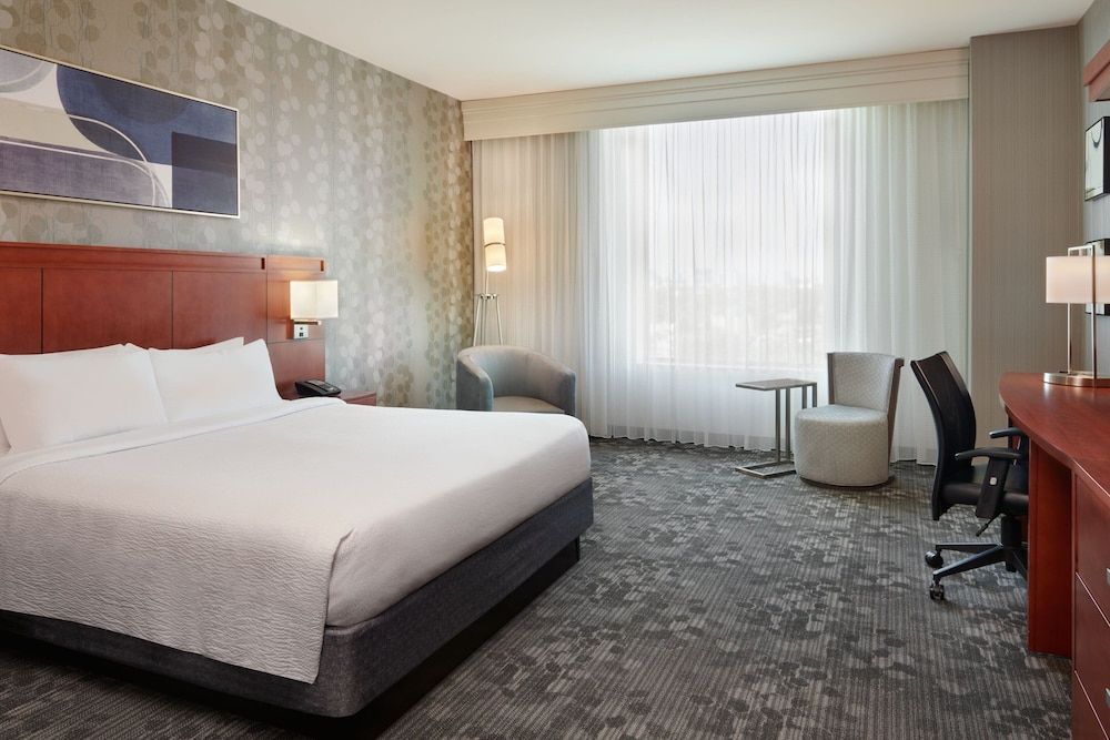 Courtyard by Marriott Ottawa East Room, 1 King Bed 3