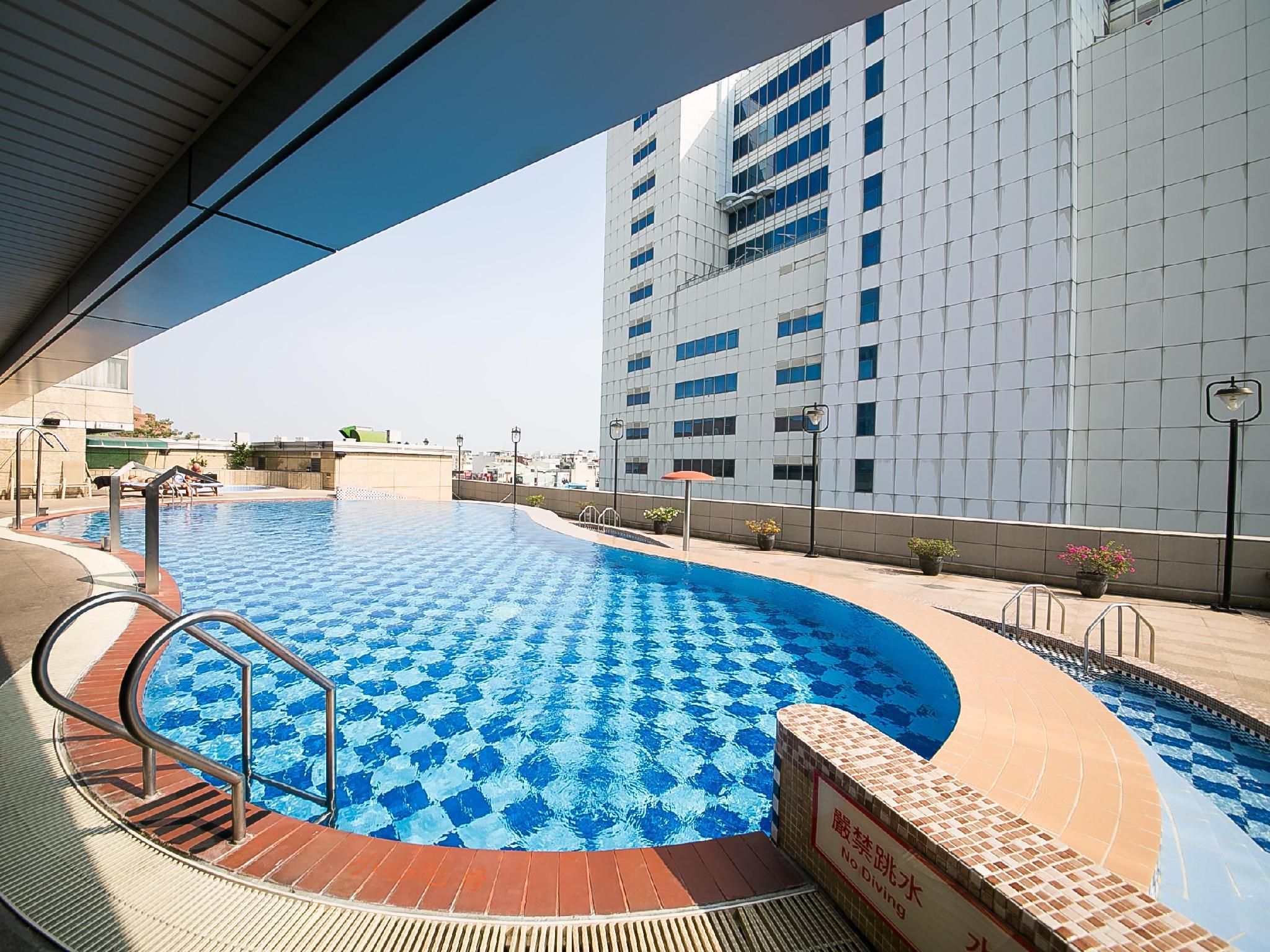 swimming pool [outdoor]