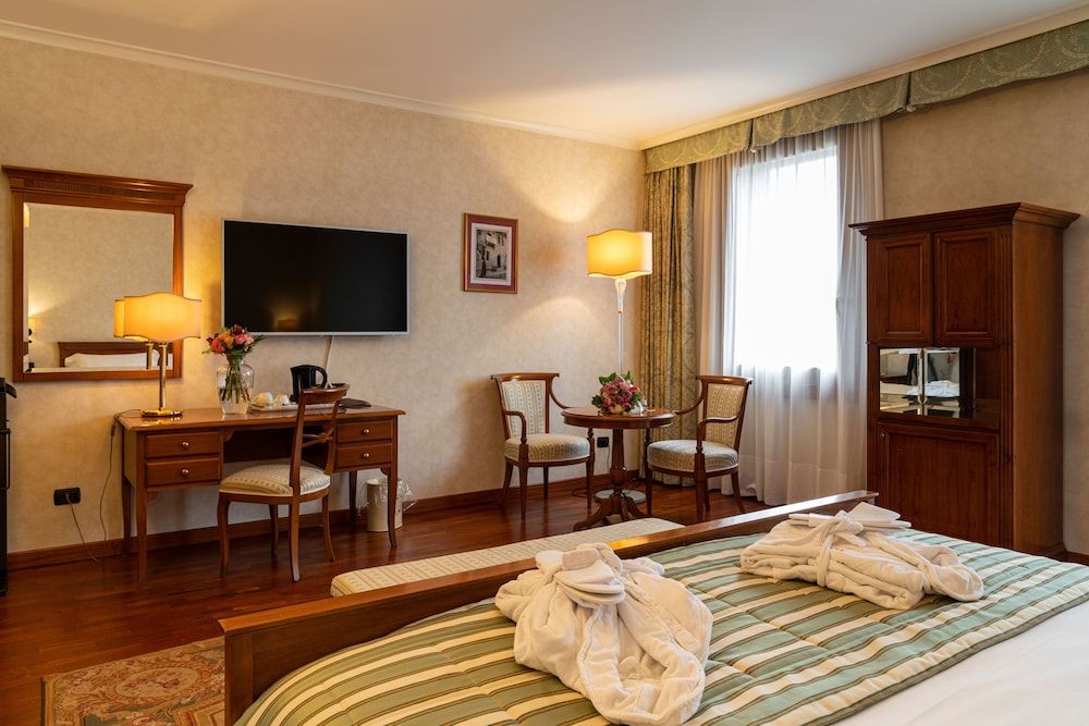 Hotel Roxy Plaza Junior Suite, 1 King Bed 5