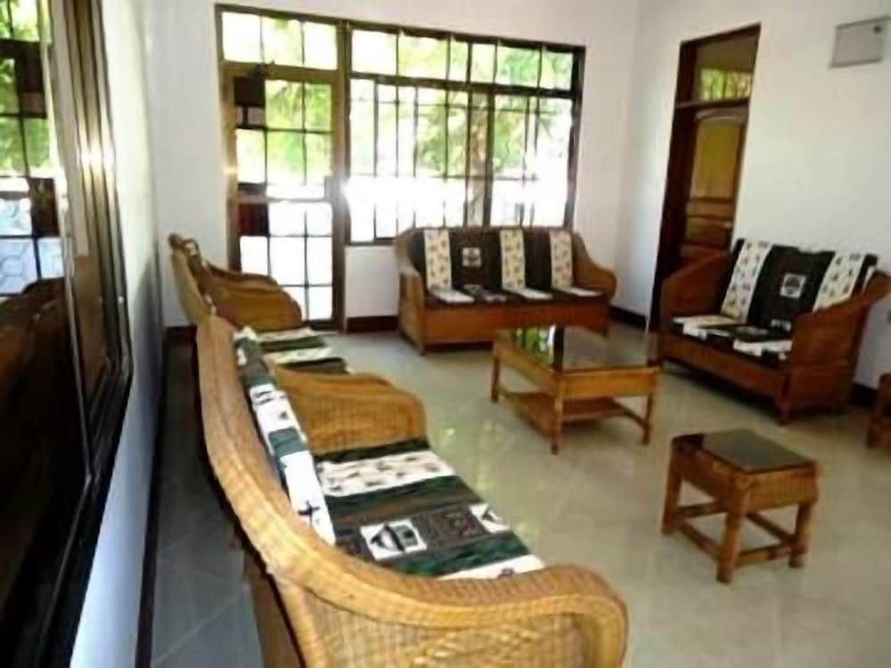 undefined Nelly's Inn 7