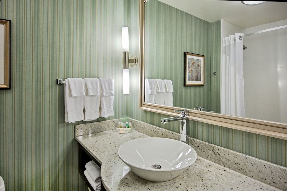 Holiday Inn Hotel & Suites Saskatoon Downtown by IHG Standard Room, 2 Queen Beds 3