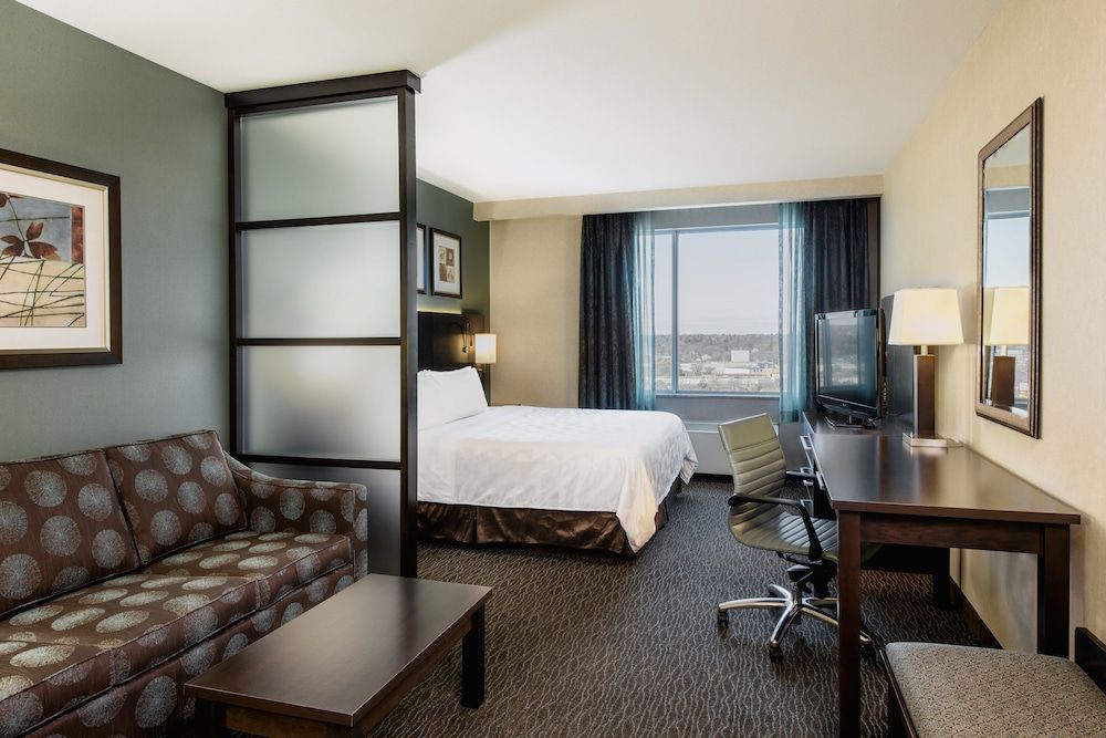 Holiday Inn Hotel & Suites Saskatoon Downtown by IHG Standard Room, 1 King Bed, Mobility Accessible (Mobility, Accessible Tub)