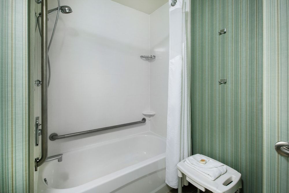Holiday Inn Hotel & Suites Saskatoon Downtown by IHG Standard Room, 1 King Bed, Mobility Accessible (Mobility, Accessible Tub) 6