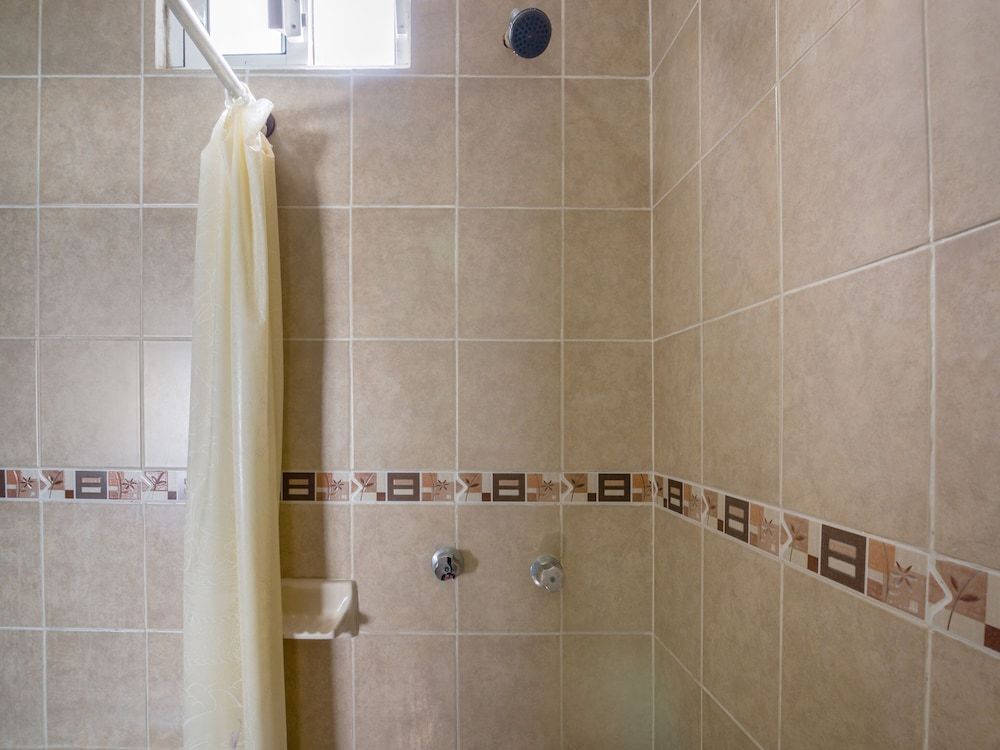 OYO Hotel Palma Real Standard Room, 2 Queen Beds 4