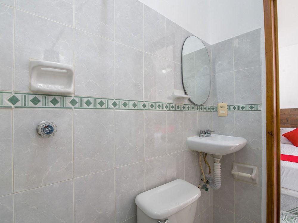 OYO Hotel Palma Real Standard Room (Three beds) 5