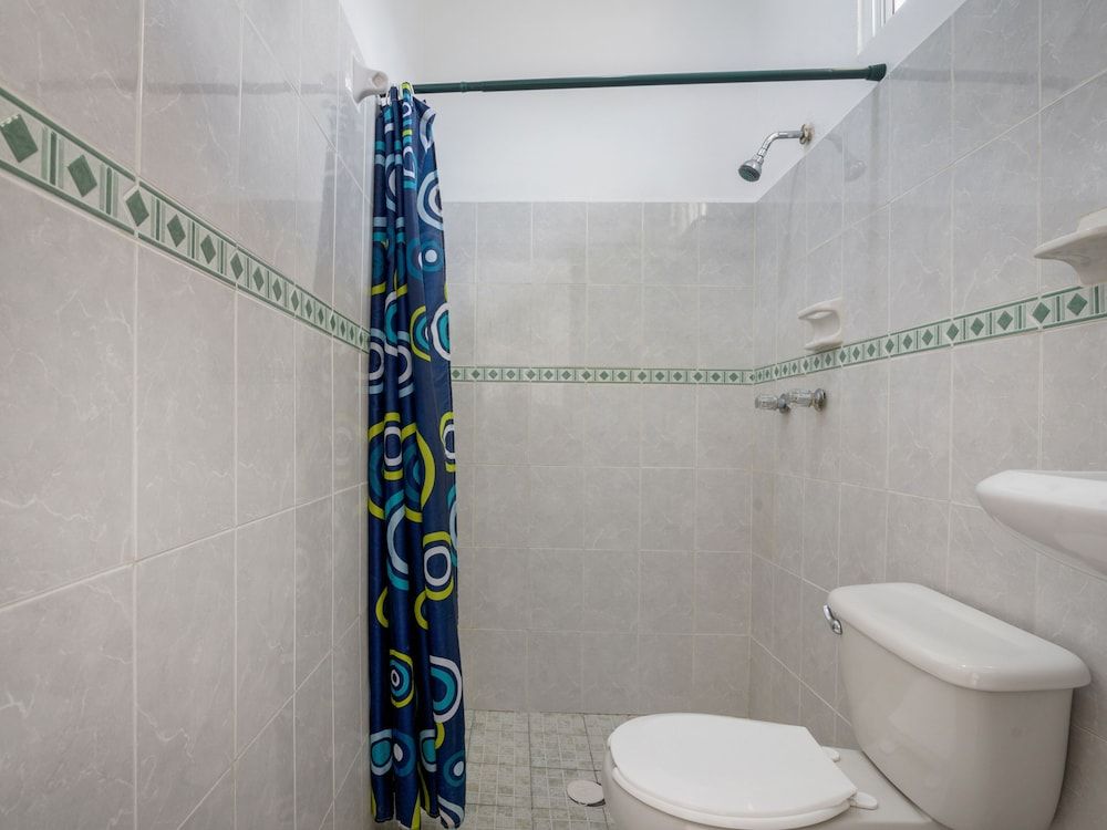 OYO Hotel Palma Real Standard Room (Three beds) 6