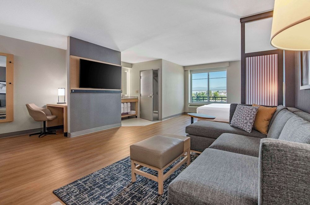 Room, 1 King Bed, Corner (Specialty, with Sofa Bed)